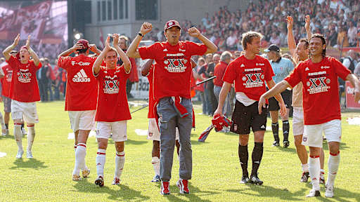 2006: Matchday 33 – Bayern’s 20th championship also came in Kaiserslautern. This time a 1-1 draw was enough on the penultimate weekend, as Hamburg lost 4-2 at Hertha.