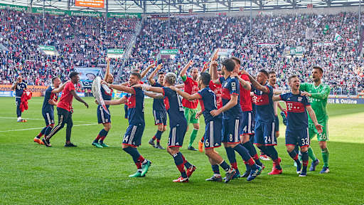 2018: Matchday 29 – A 4-1 win up the road in Augsburg took Bayern 20 points clear of Schalke with five matches still to play in 2017/18.