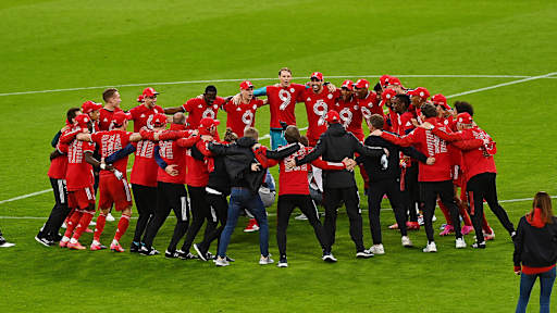 2021: Matchday 32 – Bayern were making their way into the Allianz Arena to face Gladbach for Saturday’s late kick-off on Matchday 32 of 2020/21 when they learned they were champions after Leipzig had lost 3-2 to Dortmund in the earlier games. Bayern marked the occasion with a thumping 6-0 win.