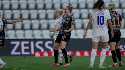 Michelle Ulbrich von den FC Bayern Frauen jubelt über ihr Tor.