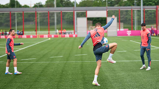 Guerreiro, Pavlovic, Stanisic beim Einspielen für das Training des FC Bayern
