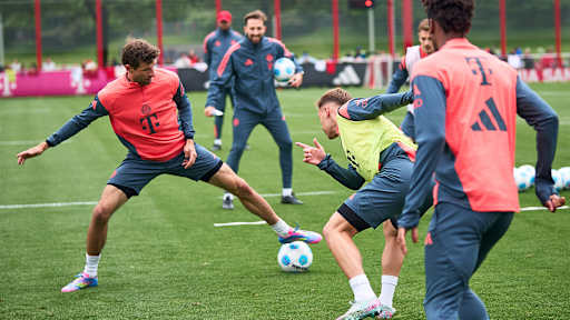 Thomas Müller und Joshua Kimmich im Zweikampf im öffentlichen Training des FC Bayern