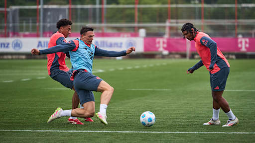 Joao Palhinha grätscht nach einem Ball im öffentlichen Training des FC Bayern.