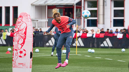 Sacha Boey beim Kopfball im öffentlichen Training des FC Bayern.