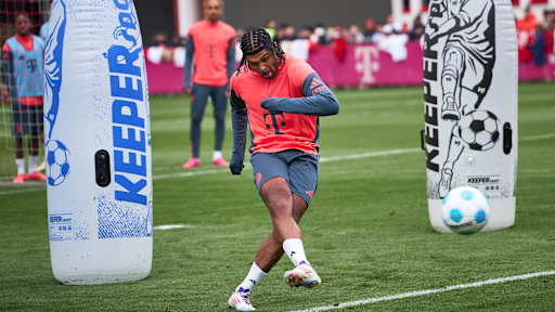 Serge Gnabry beim Torschuss im öffentlichen Training des FC Bayern.
