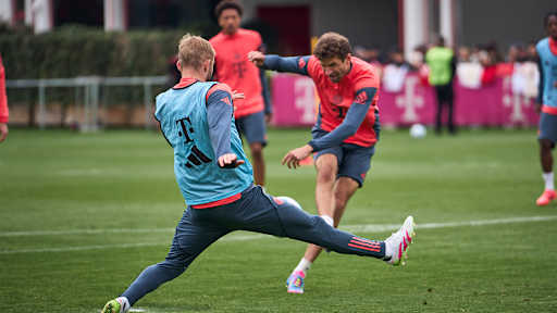 Thomas Müller beim Schuss im öffentlichen Training des FC Bayern.