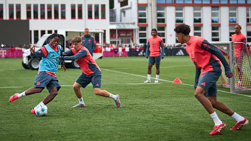 Wisdom Mike im Zweikampf mit Lennart Karl im öffentlichen Training des FC Bayern.