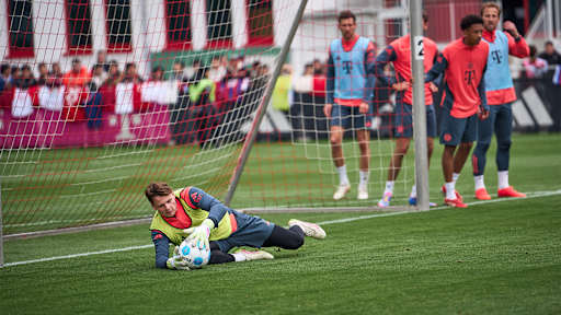 Jonas Urbig pariert einen Ball im öffentlichen Training des FC Bayern.