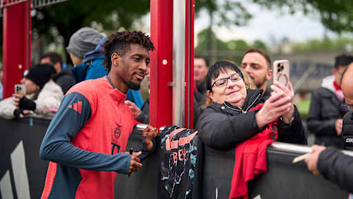 Kingsley Coman steht für ein Foto parat im öffentlichen Training des FC Bayern.