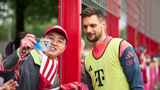 Sven Ulreich beim Selfie im öffentlichen Training des FC Bayern.