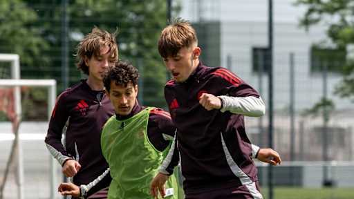 Die FC Bayern U19 beim Training am Campus.