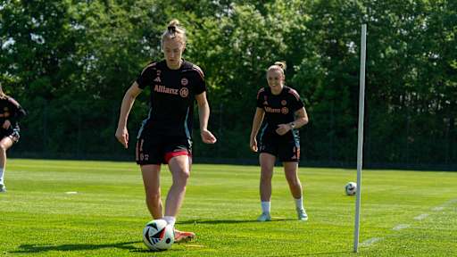 Carolin Simon mit Ball am Fuß und Georgia Stanway im Hintergrund beim Training der FC Bayern Frauen.