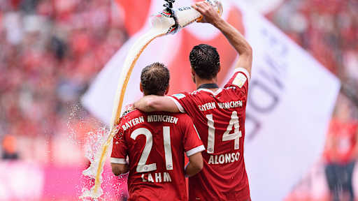 Philipp Lahm und Xabi Alonso Arm in Arm - Alonso schüttet dabei ein Weißbier über Lahm.