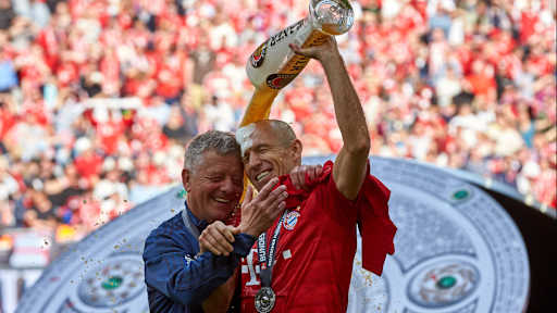 Arjen Robben umarmt Peter Herrmann und überschüttet ihn mit Bier.