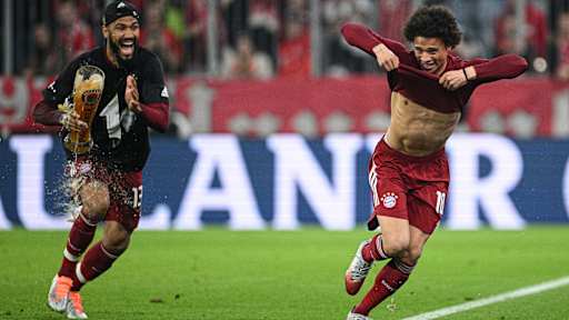 Eric Maxim Choupo-Moting verfolgt Leroy Sane mit einem Weißbier.