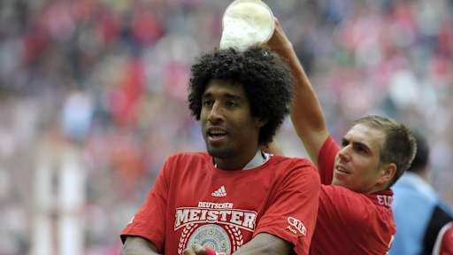 Philipp Lahm schüttet Dante ein Weißbier über den Kopf.