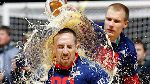 Holer Badstuber kippt Franck Ribery ein Weißbier über den Kopf.