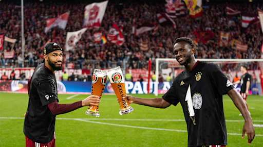 Eric Maxim Choupo-Moting und Tanguy Nianzou stoßen an.