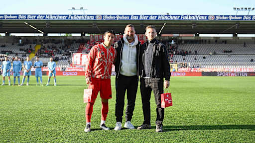 Timo Kern, Markus Weinzierl und Angelo Brückner posieren vor den FC Bayern Fans.