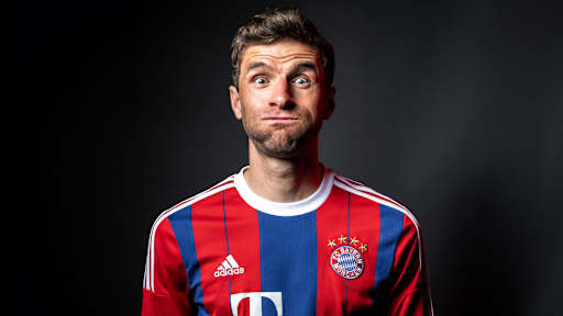 Thomas Müller bläst die Wangen auf
