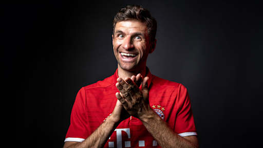 Thomas Müller lacht und reibt sich die Hände
