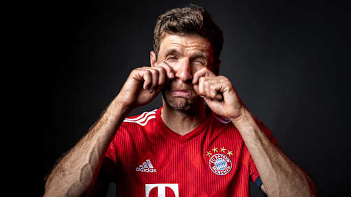 Thomas Müller wischt sich Tränen vom Gesicht