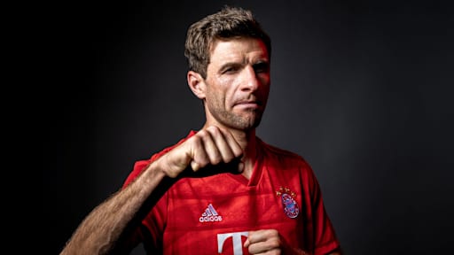 Thomas Müller zeigt die Faust in die Kamera und zwinkert
