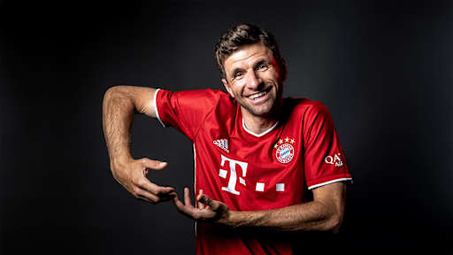 Thomas Müller tut so, als hätte er den CL-Pokal unter dem Arm