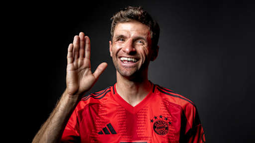 Thomas Müller winkt lachend in die Kamera