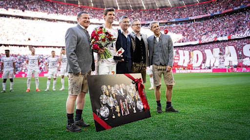 Thomas Müller wird vor dem Bundesliga-Spiel gegen Borussia Mönchengladbach verabschiedet.