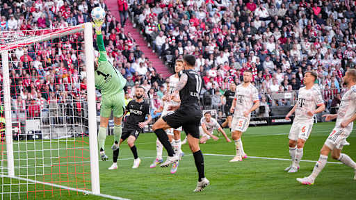 Manuel Neuer lenkt einen Gladbacher Schuss über den eigenen Kasten