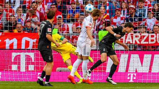 Harry Kane erzielt das 1:0 für den FC Bayern im Bundesliga-Spiel gegen Borussia Mönchengladbach
