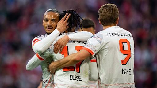 Leroy Sane und Michael Olise bejubeln das 2:0 des FC Bayern im Bundesliga-Spiel gegen Borussia Mönchengladbach