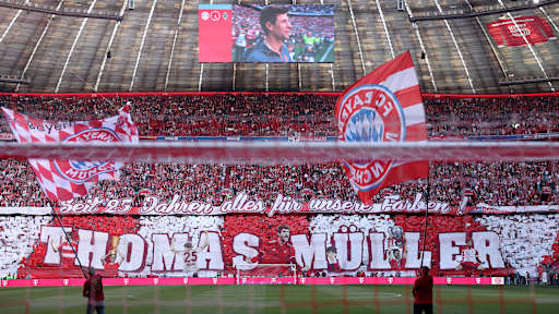 Die Choreo der FC Bayern-Fans vor dem Bundesliga-Spiel gegen Borussia Mönchengladbach