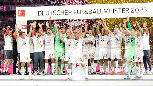 Thomas Müller vom FC Bayern streckt die Meisterschale in die Höhe.