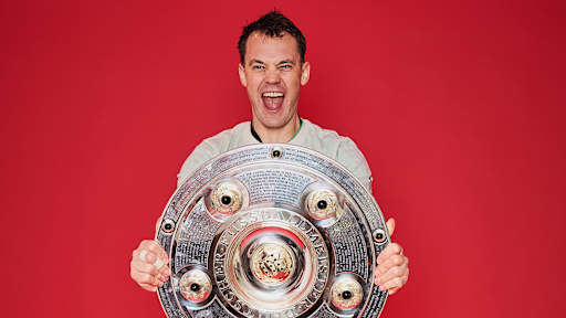 Manuel Neuer vom FC Bayern jubelt mit der Meisterschale.