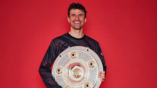 Thomas Müller vom FC Bayern jubelt mit der Meisterschale.