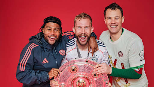Serge Gnabry, Konrad Laimer und Manuel Neuer vom FC Bayern jubeln mit der Meisterschale.