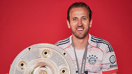 Harry Kane vom FC Bayern jubelt mit der Meisterschale.