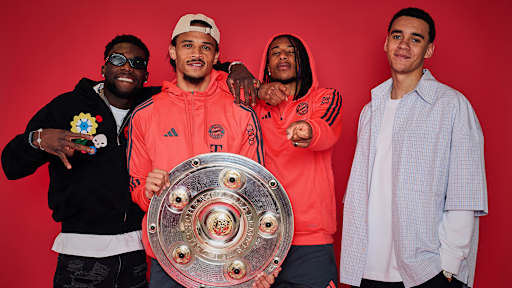 Alphonso Davies, Leroy Sane, Michael Olise und Jamal Musiala vom FC Bayern jubeln mit der Meisterschale.