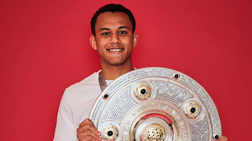 Tarek Buchmann vom FC Bayern jubelt mit der Meisterschale.