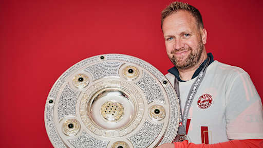 Aaron Danks vom FC Bayern jubelt mit der Meisterschale.