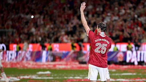 Thomas Müller verabschiedet sich nach dem Bundesliga-Spiel gegen Mönchengladbach von den FC Bayern-Fans.