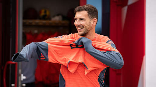 Leon Goretzka zieht einen Pullover an vor dem FC Bayern-Training vor Bundesliga-Spiel bei TSG Hoffenheim.