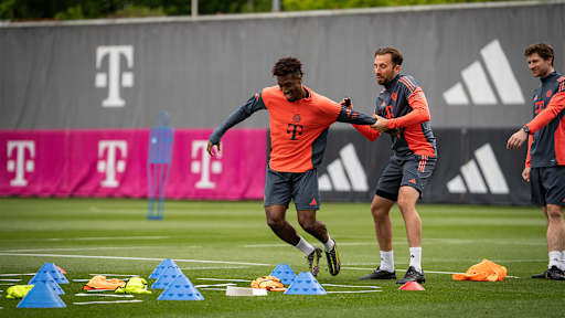 Kingsley Coman wird gehalten von Athletiktrainer Bram Geers im FC Bayern-Training vor Bundesliga-Spiel bei TSG Hoffenheim.