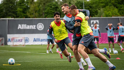 Josip Stanisic und Gabriel Vidovic Arm in Arm im FC Bayern-Training vor Bundesliga-Spiel bei TSG Hoffenheim.