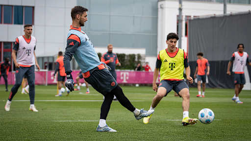 Sven Ulreich spielt einen Pass im FC Bayern-Training vor Bundesliga-Spiel bei TSG Hoffenheim.