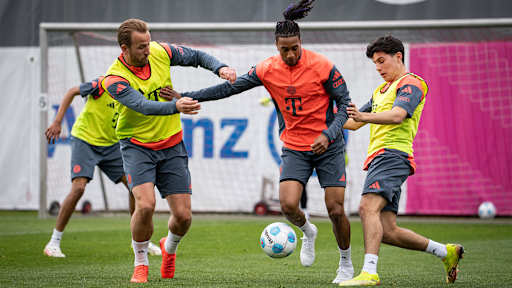 Michael Olise im Zweikampf mit Harry Kane und Co. im FC Bayern-Training vor Bundesliga-Spiel bei TSG Hoffenheim.