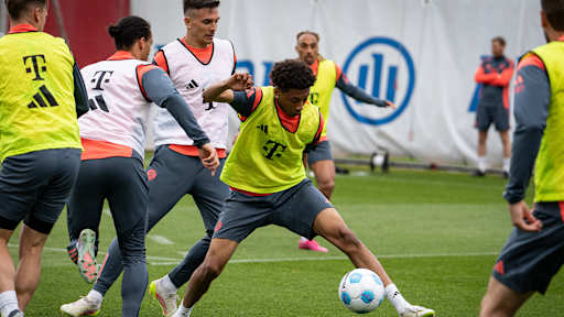 Jugendspieler am Ball im FC Bayern-Training vor Bundesliga-Spiel bei TSG Hoffenheim.