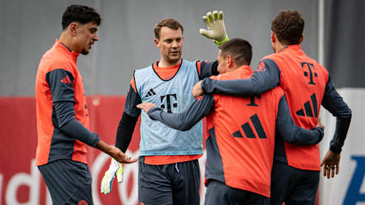 Manuel Neuer schlägt ein mit Raphael Guerreiro im FC Bayern-Training vor Bundesliga-Spiel bei TSG Hoffenheim.